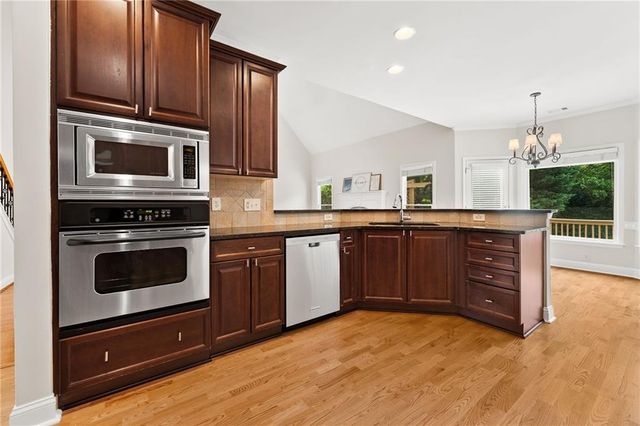1747 Rosehedge Way NW, Kennesaw, GA 30152