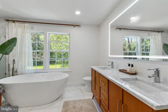 25 ARVIDA DR, Pennington, NJ 08534