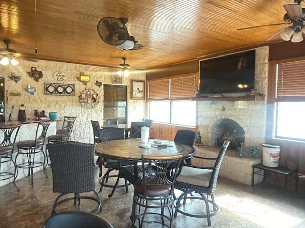 Image 5 of property listing at 136 Private Rd 3535, Sonora, TX 76950