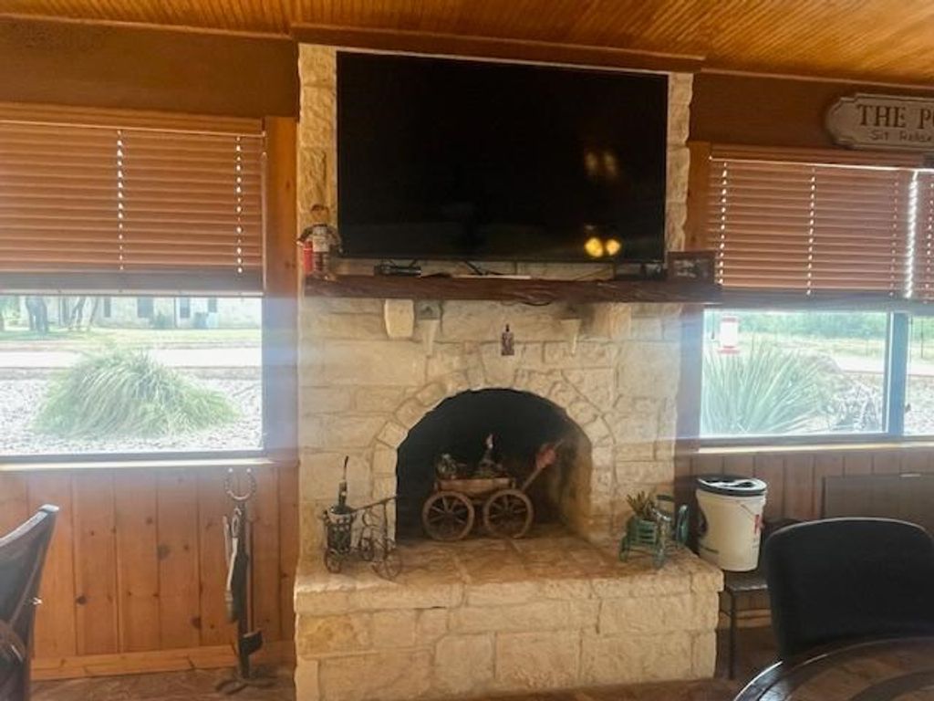 Image 6 of property listing at 136 Private Rd 3535, Sonora, TX 76950