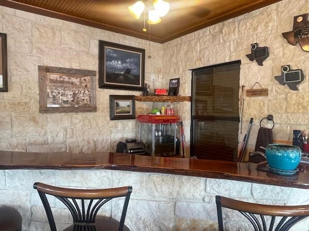Image 7 of property listing at 136 Private Rd 3535, Sonora, TX 76950