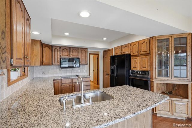152 Overlake, Lake Orion, MI 48362