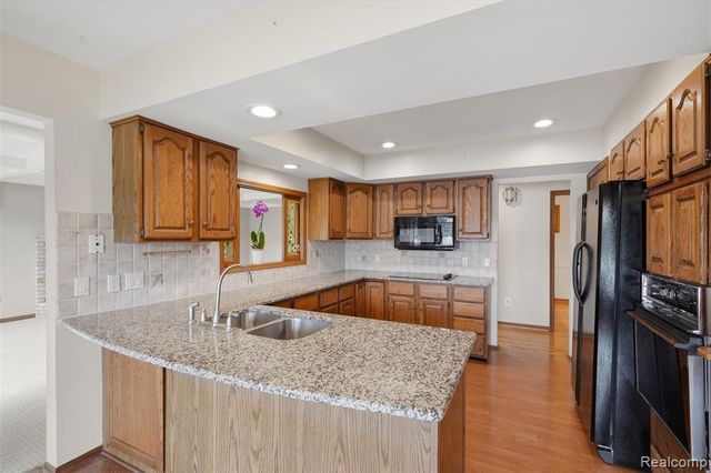 152 Overlake, Lake Orion, MI 48362