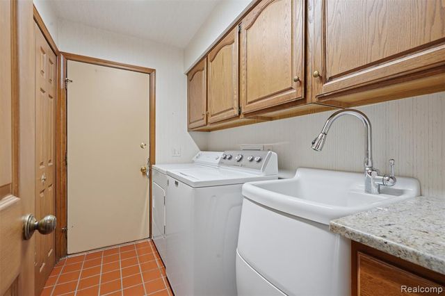 152 Overlake, Lake Orion, MI 48362