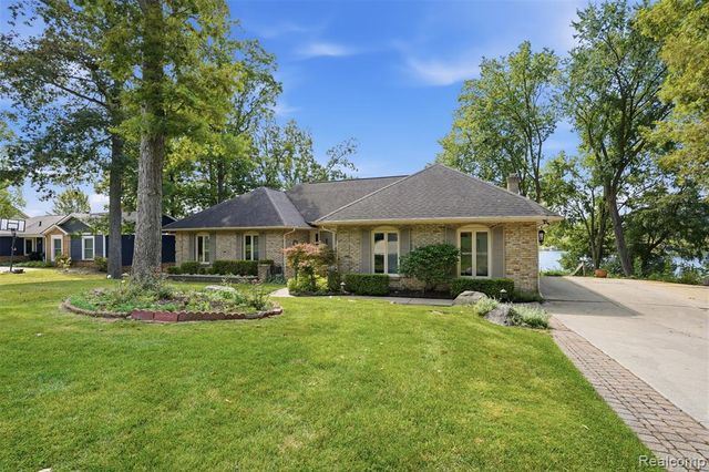 152 Overlake, Lake Orion, MI 48362