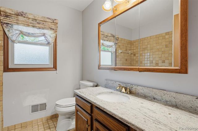 152 Overlake, Lake Orion, MI 48362