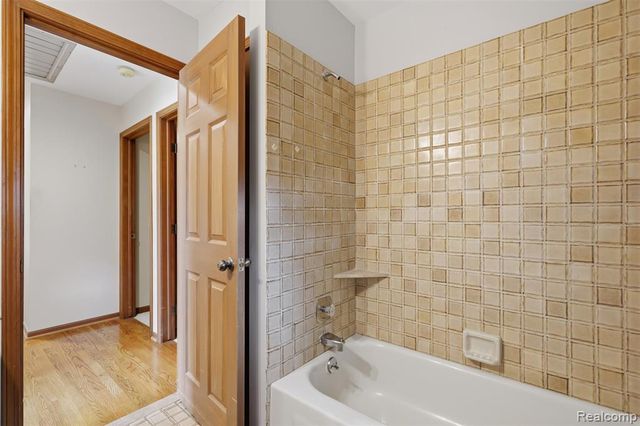 152 Overlake, Lake Orion, MI 48362