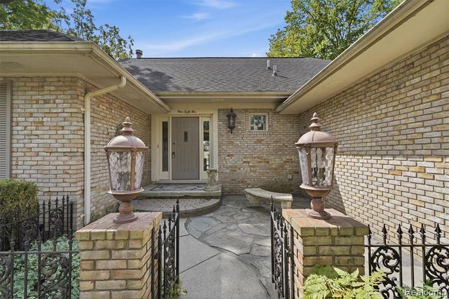 152 Overlake, Lake Orion, MI 48362