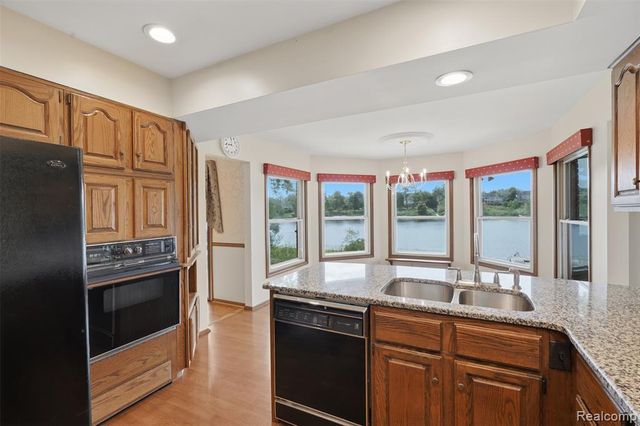 152 Overlake, Lake Orion, MI 48362