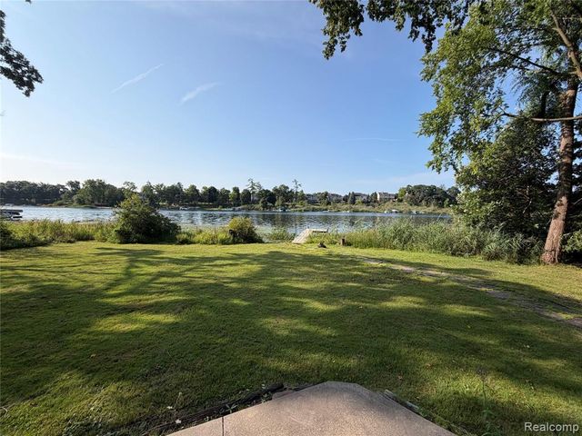 152 Overlake, Lake Orion, MI 48362