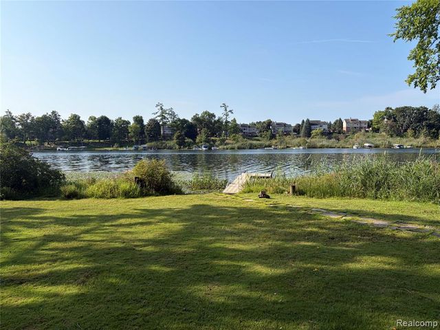152 Overlake, Lake Orion, MI 48362