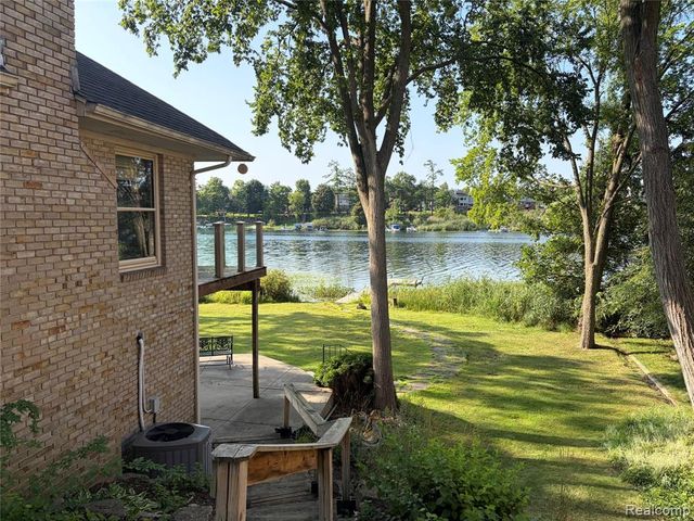 152 Overlake, Lake Orion, MI 48362
