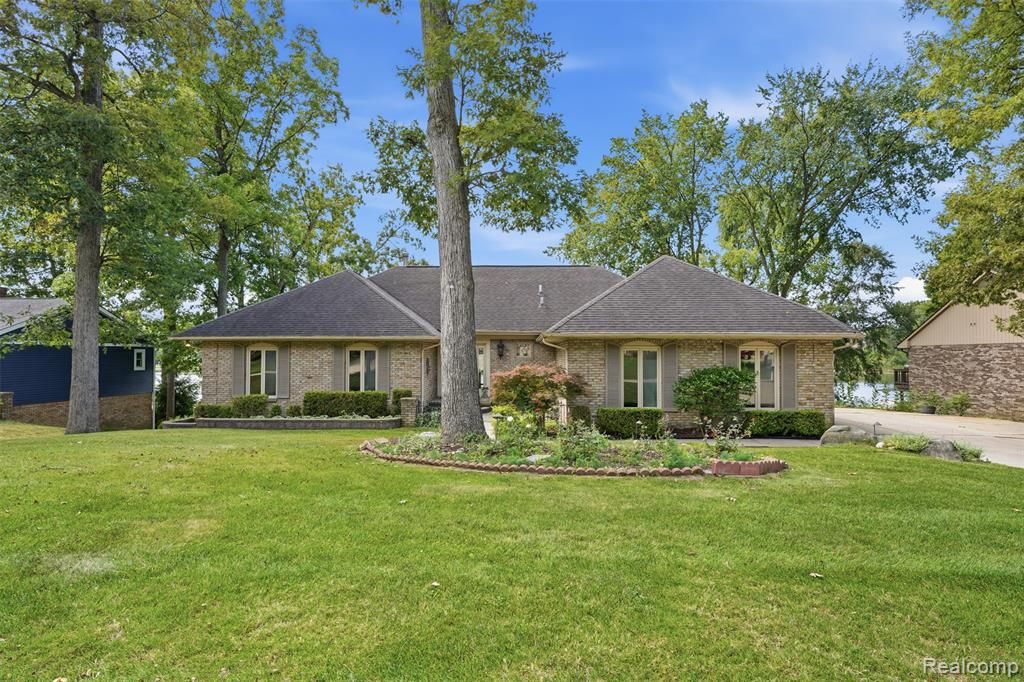 152 Overlake, Lake Orion, MI 48362
