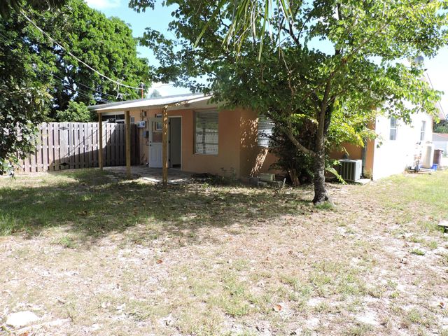 9046 SE Parkway Drive, Hobe Sound, FL 33455
