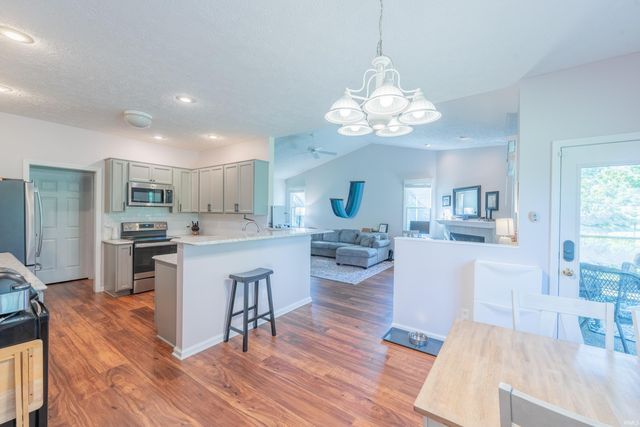 9417 S Harbour Pointe Drive, Bloomington, IN 47401