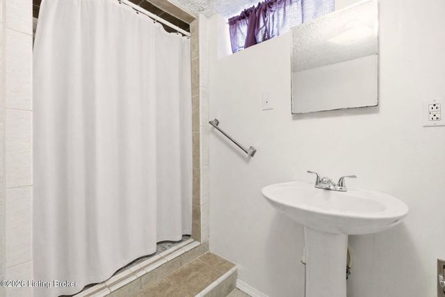 2403 Adrienne Way, Louisville, KY 40216