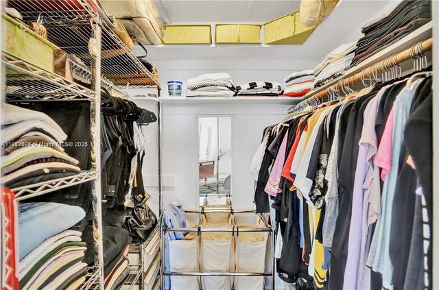 1000 NE 191st St 21, Miami, FL 33179