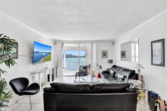 1000 NE 191st St 21, Miami, FL 33179