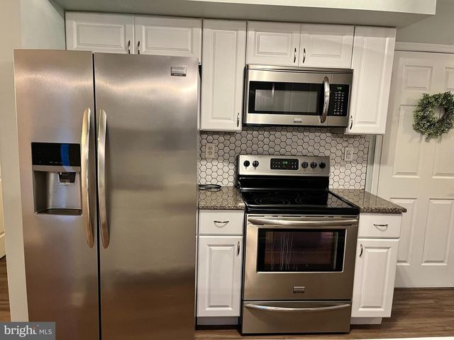 36 FIELDSTONE DR, Holland, PA 18966