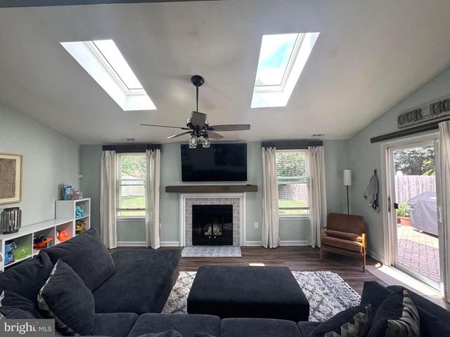 36 FIELDSTONE DR, Holland, PA 18966