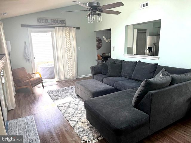 36 FIELDSTONE DR, Holland, PA 18966