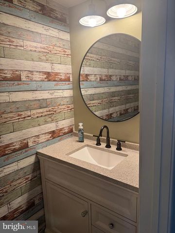 36 FIELDSTONE DR, Holland, PA 18966