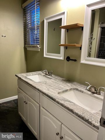 36 FIELDSTONE DR, Holland, PA 18966