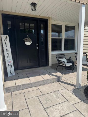 36 FIELDSTONE DR, Holland, PA 18966