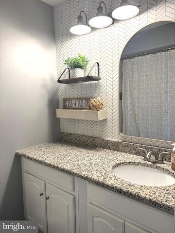 36 FIELDSTONE DR, Holland, PA 18966