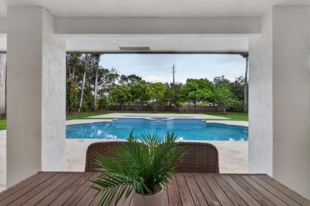 5510 W CASTLEGATE Avenue, Davie, FL 33331
