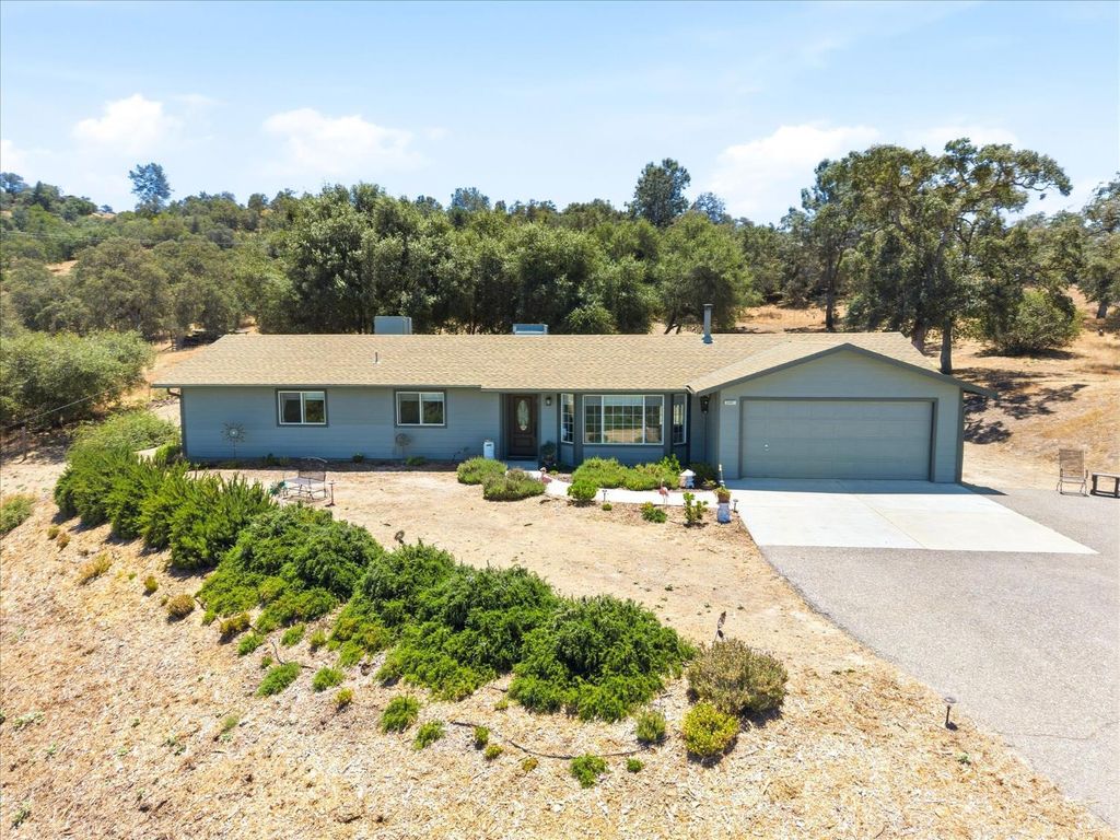 Image 2 of property listing at 30491 Sentinel Drive, Coarsegold, CA 93614