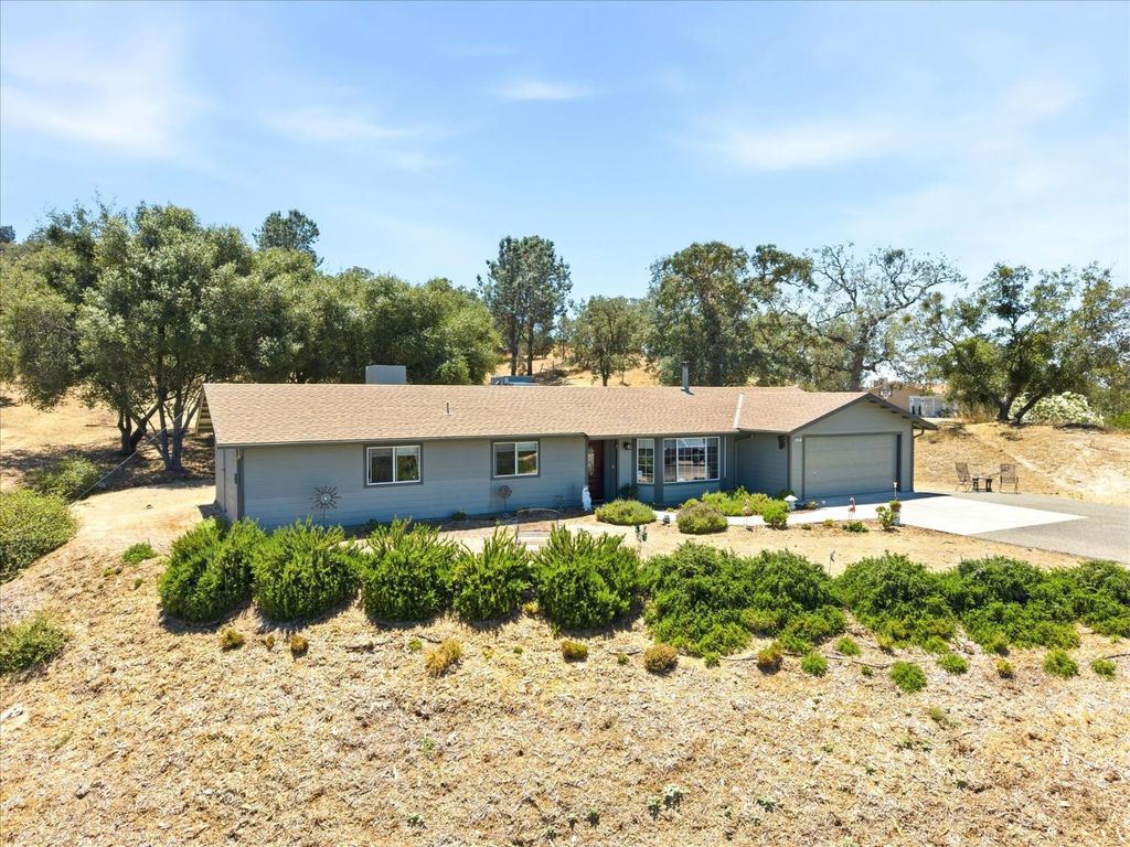 Image 3 of property listing at 30491 Sentinel Drive, Coarsegold, CA 93614