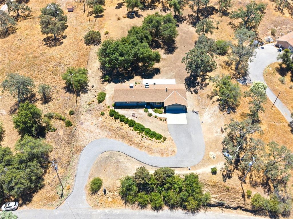 Image 40 of property listing at 30491 Sentinel Drive, Coarsegold, CA 93614