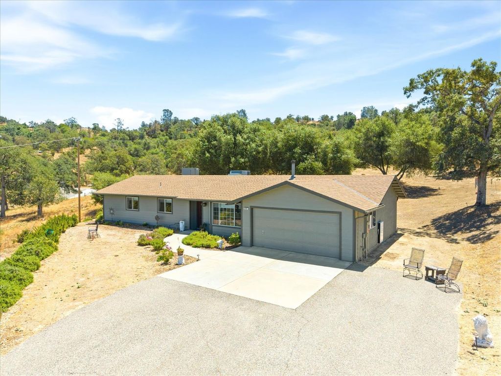 Image 5 of property listing at 30491 Sentinel Drive, Coarsegold, CA 93614