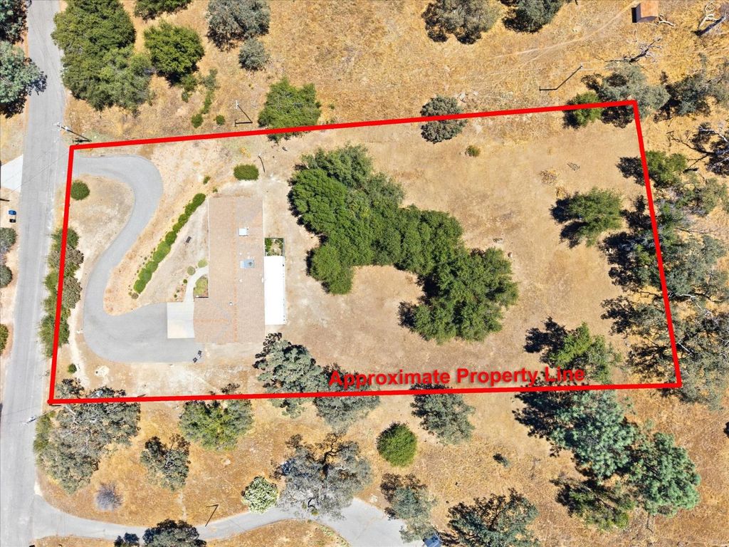 Image 8 of property listing at 30491 Sentinel Drive, Coarsegold, CA 93614