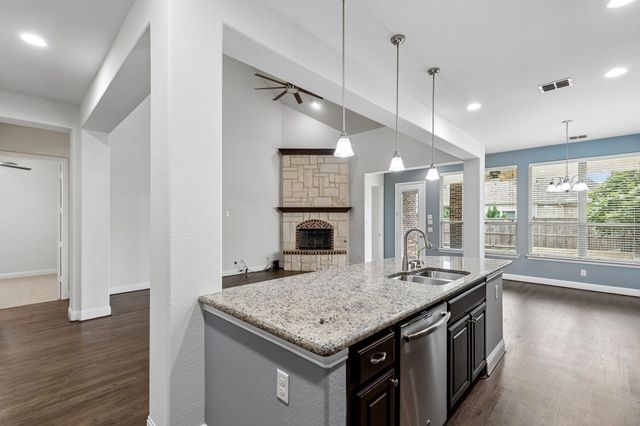 400 Warwick Boulevard, Lewisville, TX 75056