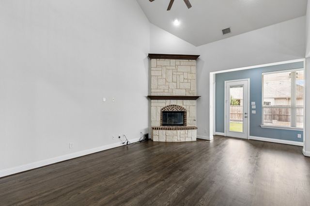 400 Warwick Boulevard, Lewisville, TX 75056