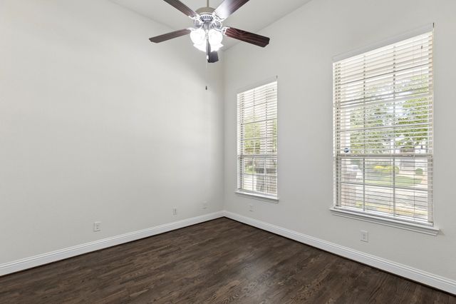 400 Warwick Boulevard, Lewisville, TX 75056