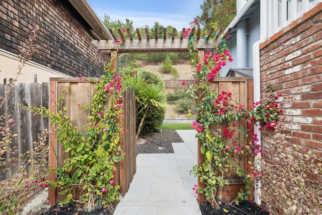 18 Alviso Court, Pacifica, CA 94044