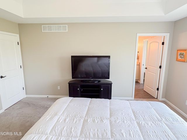 5572 Eagles Landing Drive, Oregon, OH 43616