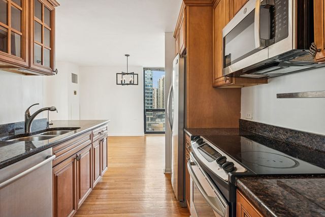 1122 N Clark Street 1403, Chicago, IL 60610