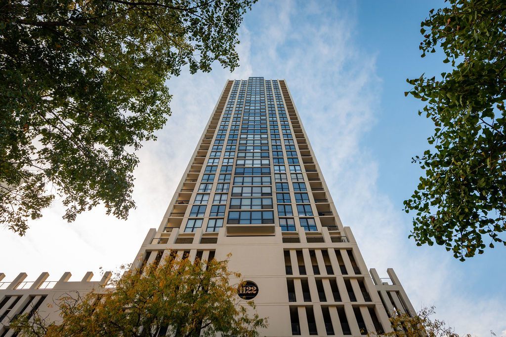 1122 N Clark Street 1403, Chicago, IL 60610