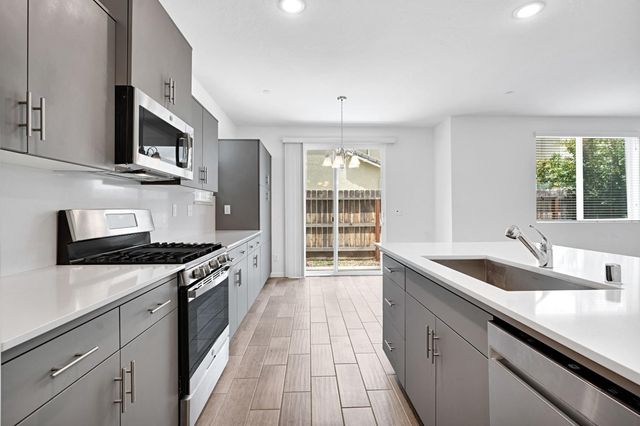 1927 Kelly Lane, Clovis, CA 93611