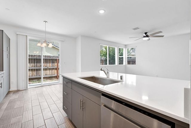 1927 Kelly Lane, Clovis, CA 93611