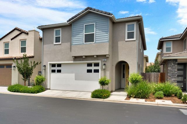 1927 Kelly Lane, Clovis, CA 93611
