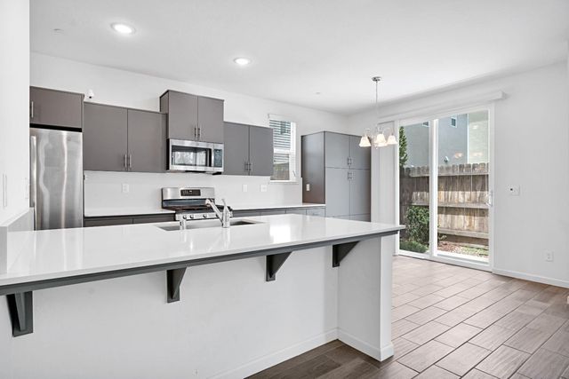 1927 Kelly Lane, Clovis, CA 93611