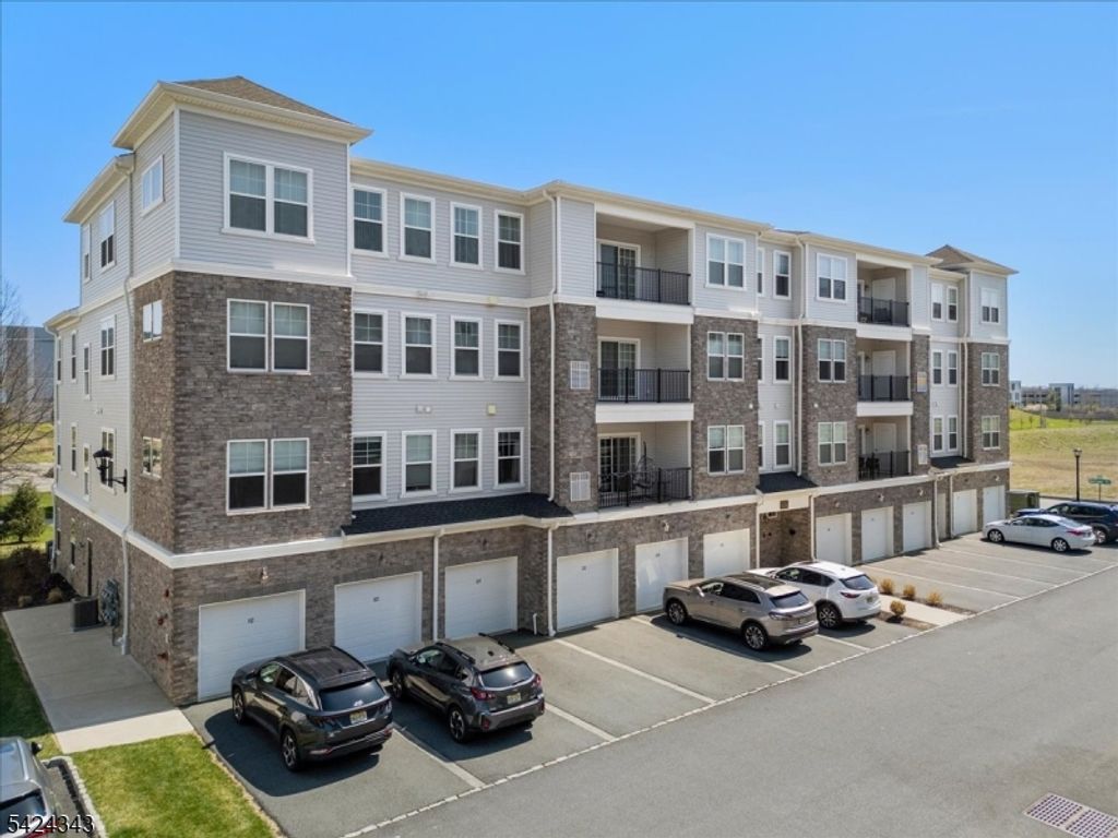 11 Veterans Way 111, Morris Plains Boro, NJ 07950