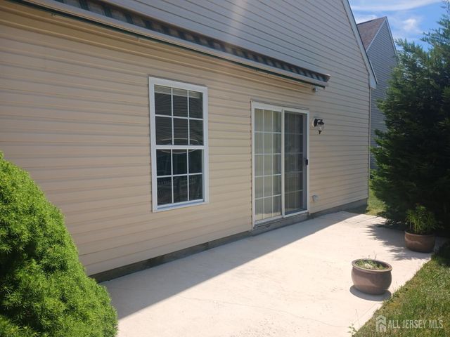 6 Holly Manor Court, Helmetta, NJ 08828