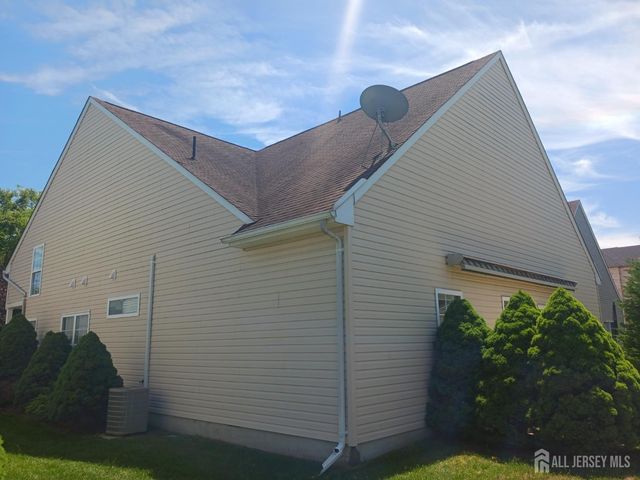 6 Holly Manor Court, Helmetta, NJ 08828