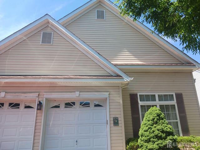 6 Holly Manor Court, Helmetta, NJ 08828
